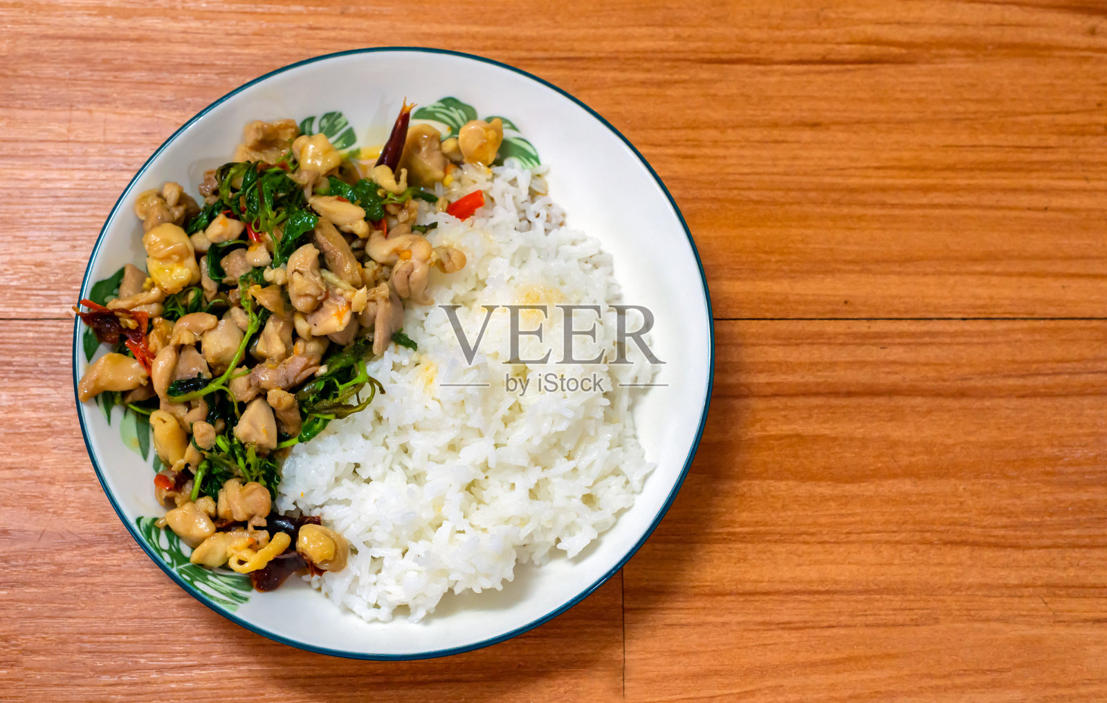 罗勒炒鸡胸片，亚洲菜，简易菜，泰国菜，热罗勒，复制空间。照片摄影图片