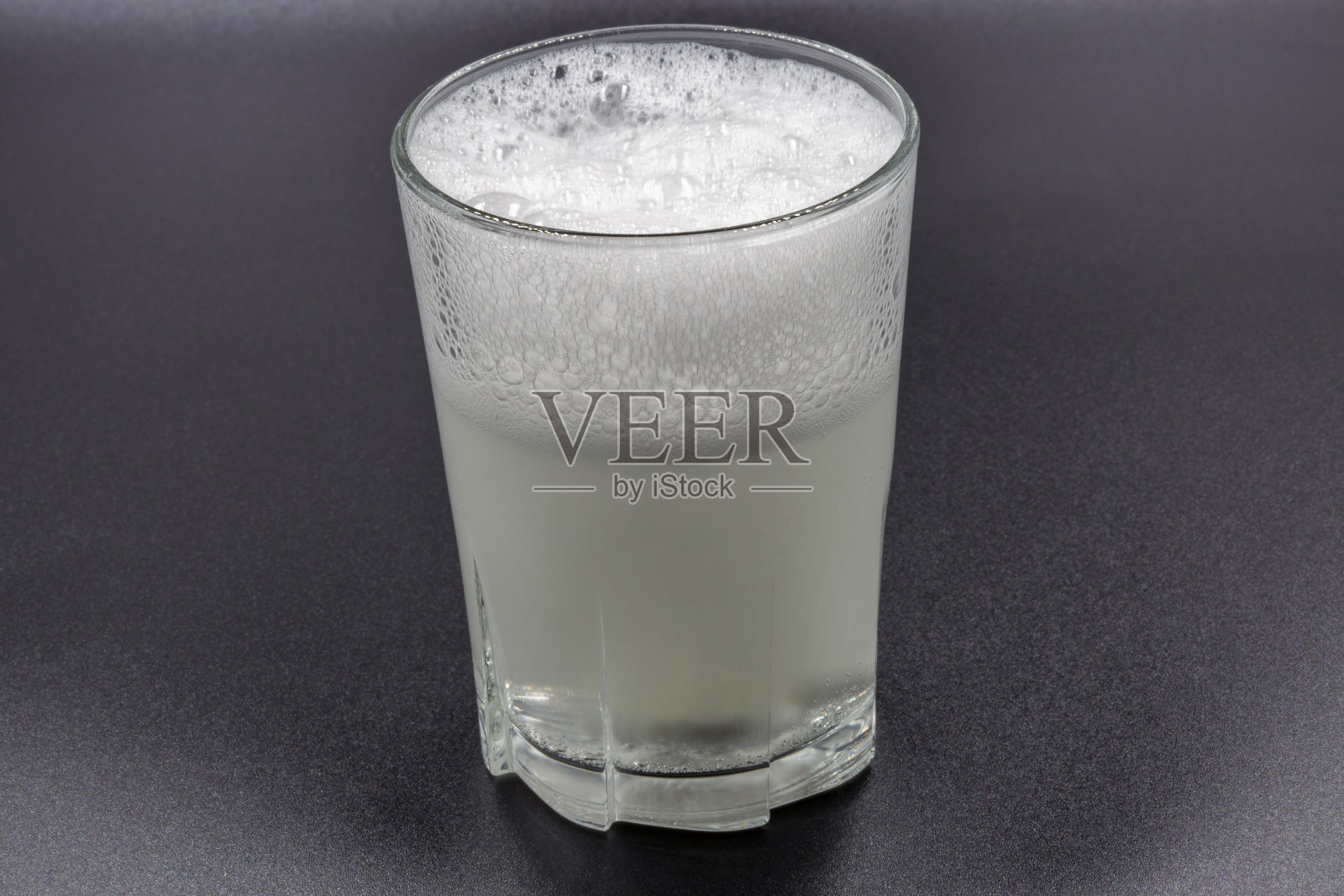 在一杯水中溶解即溶泡腾片(特写)照片摄影图片