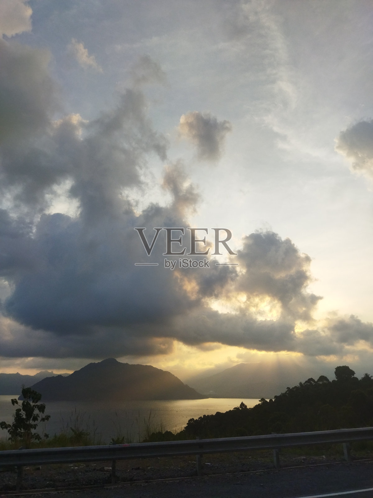 乌云背景照片摄影图片