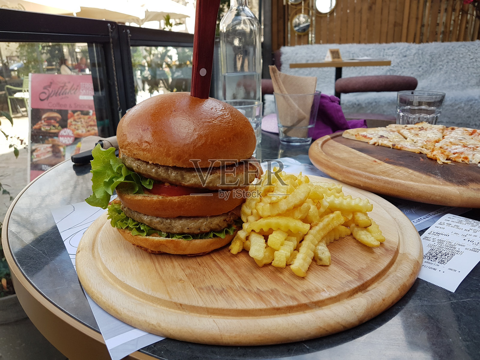 汉堡，土豆，牛肉，生菜，双份的照片摄影图片