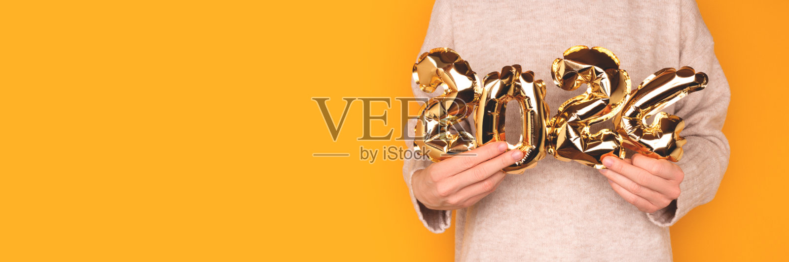 2024年-新年概念。横幅上的女人手里拿着金箔气球。照片摄影图片