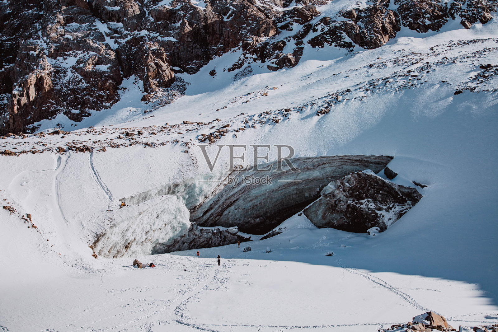 冰川中美丽的冰洞照片摄影图片