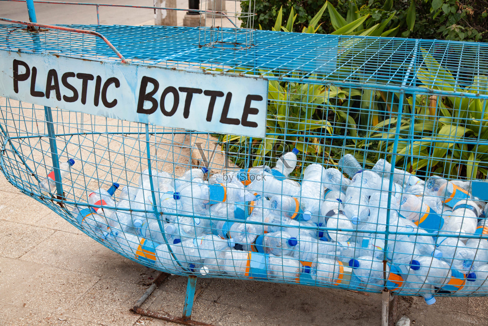 城市街道上的塑料瓶专用容器照片摄影图片
