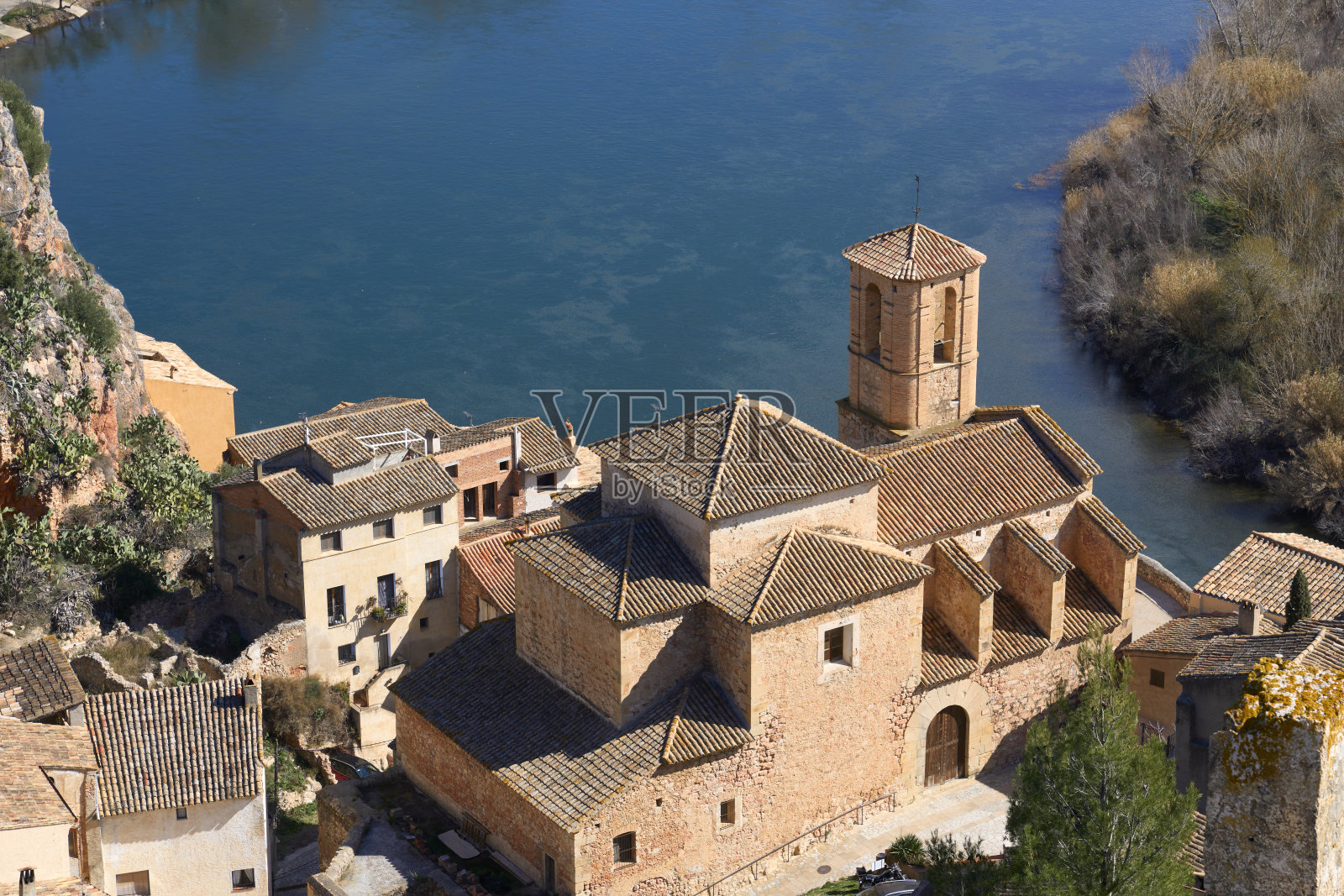 西班牙加泰罗尼亚米拉韦特的村庄和圣殿骑士城堡照片摄影图片