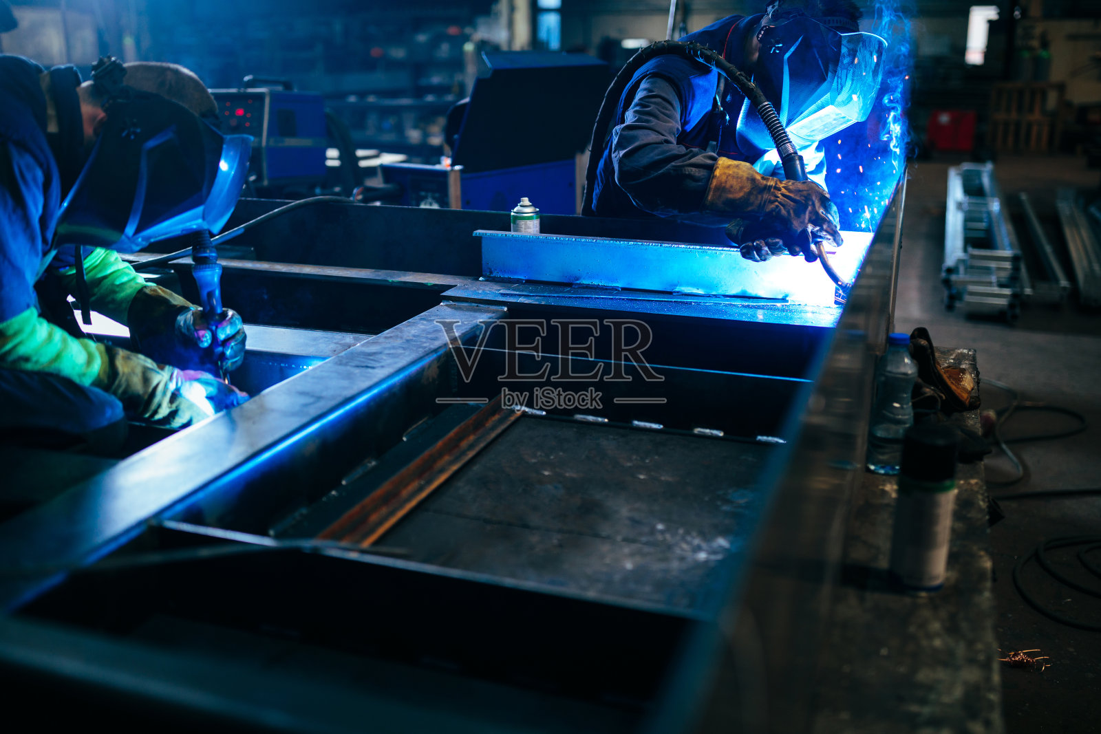 焊工工作。照片摄影图片