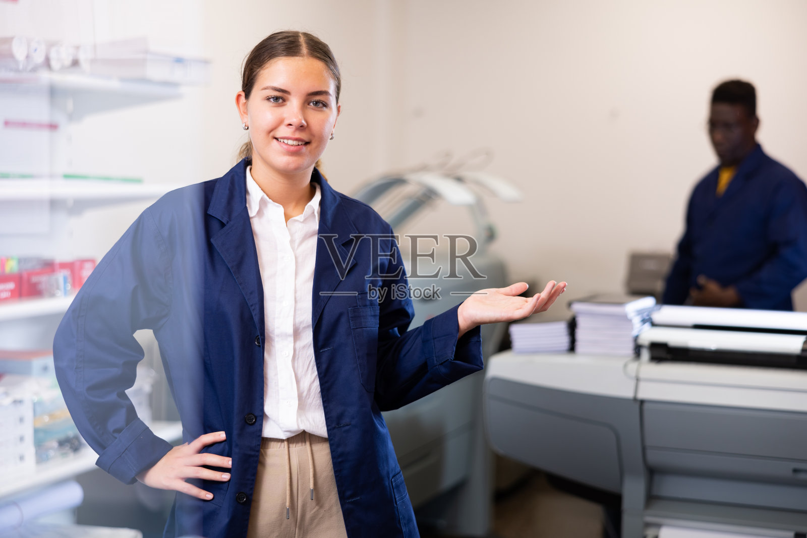 打印店的员工邀请一位顾客进来照片摄影图片