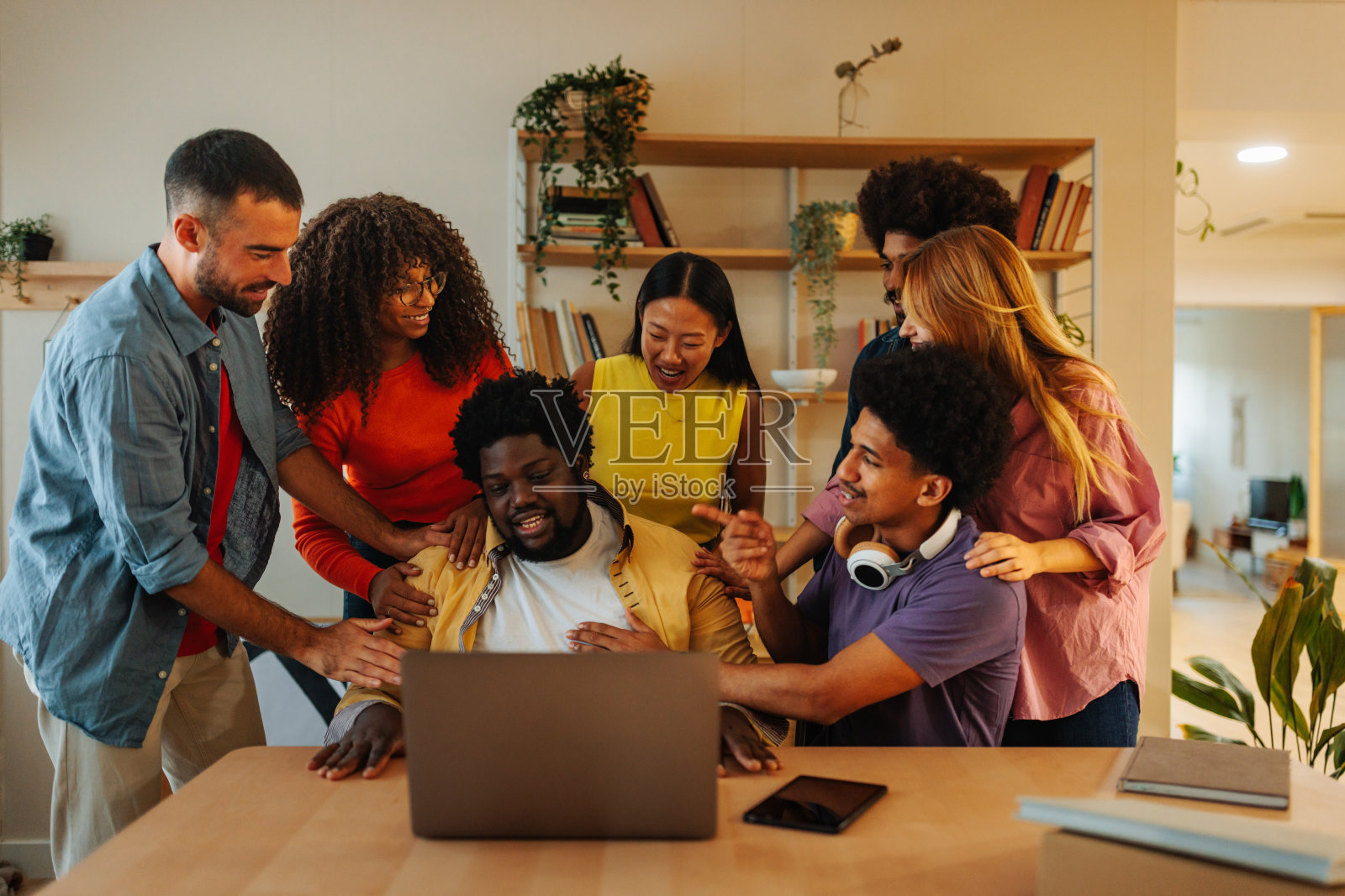 同事庆祝朋友的成功。照片摄影图片