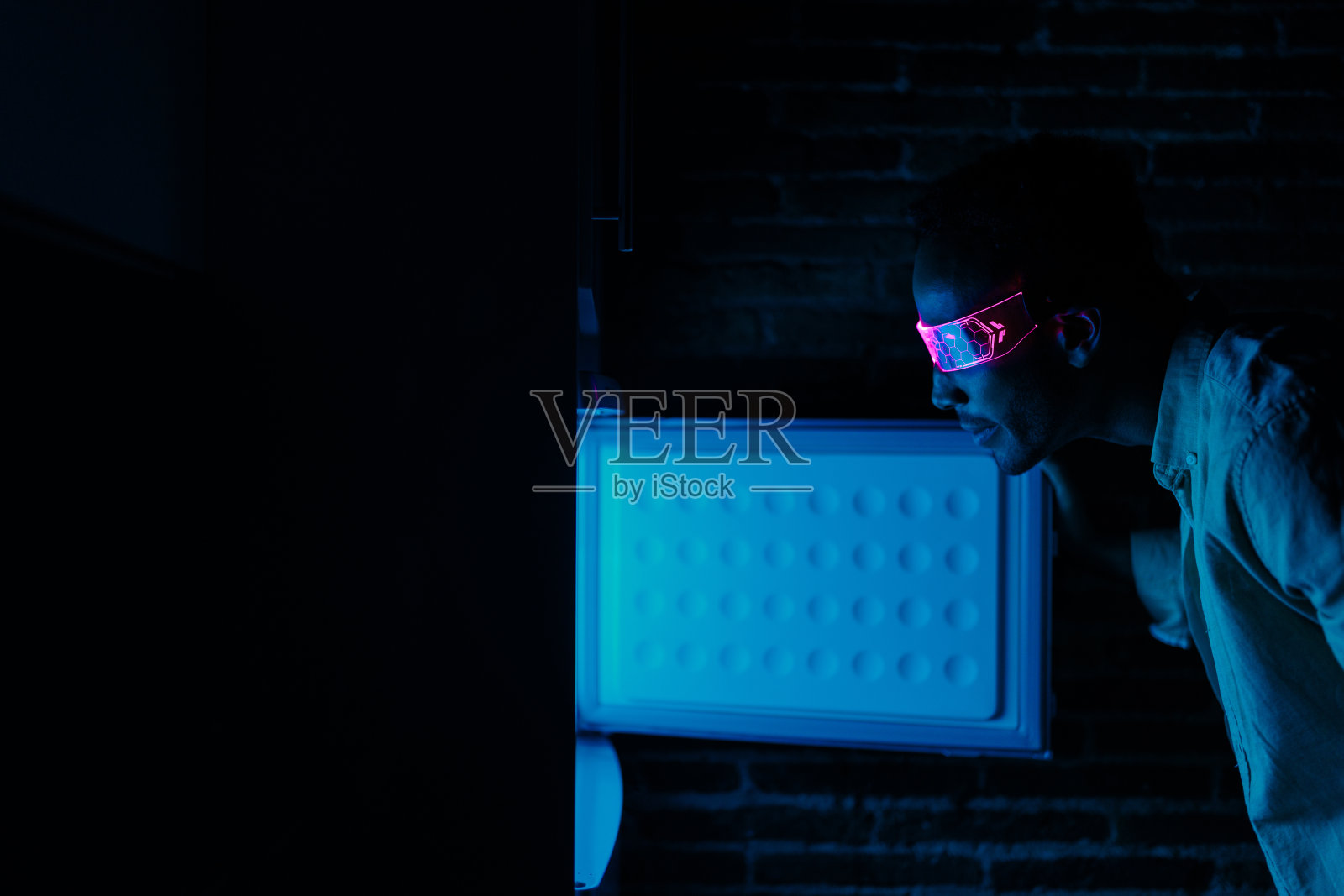 男子使用增强现实设备。照片摄影图片