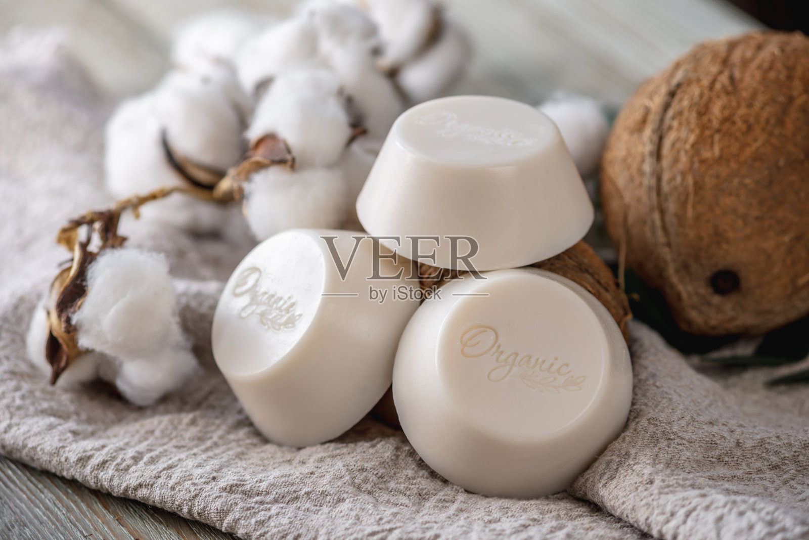 白色的天然肥皂块，上面写着有机、椰子和棉花照片摄影图片