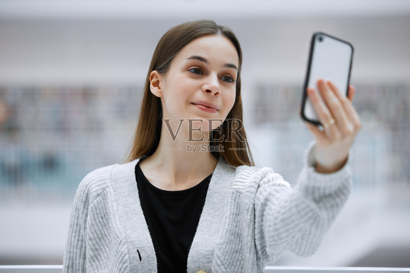 自拍，校园和快乐女人的教育更新，社交媒体或影响者的博客帖子z世代的生活方式。快乐，年轻人的脸或学生头像在大学或学院研究照片摄影图片