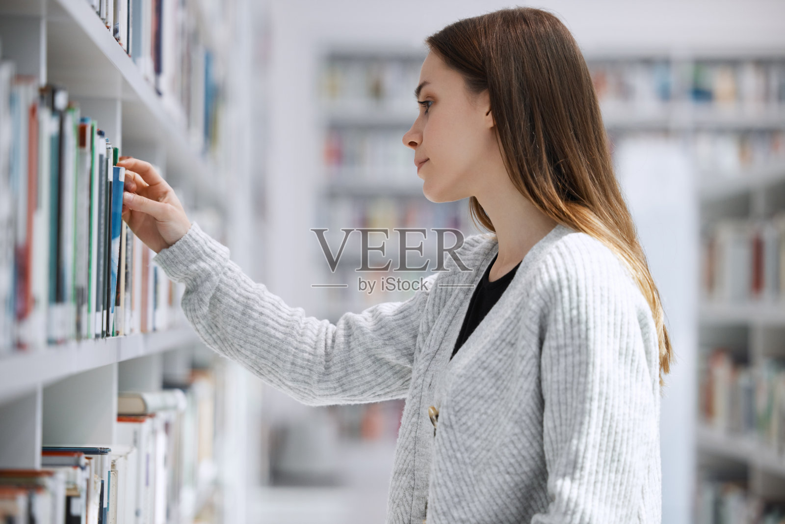 女性在图书馆，教育和学生的图书搜索，选择和选择的阅读和学习在大学。知识，故事和小说与教科书，学习和浏览校园书架照片摄影图片