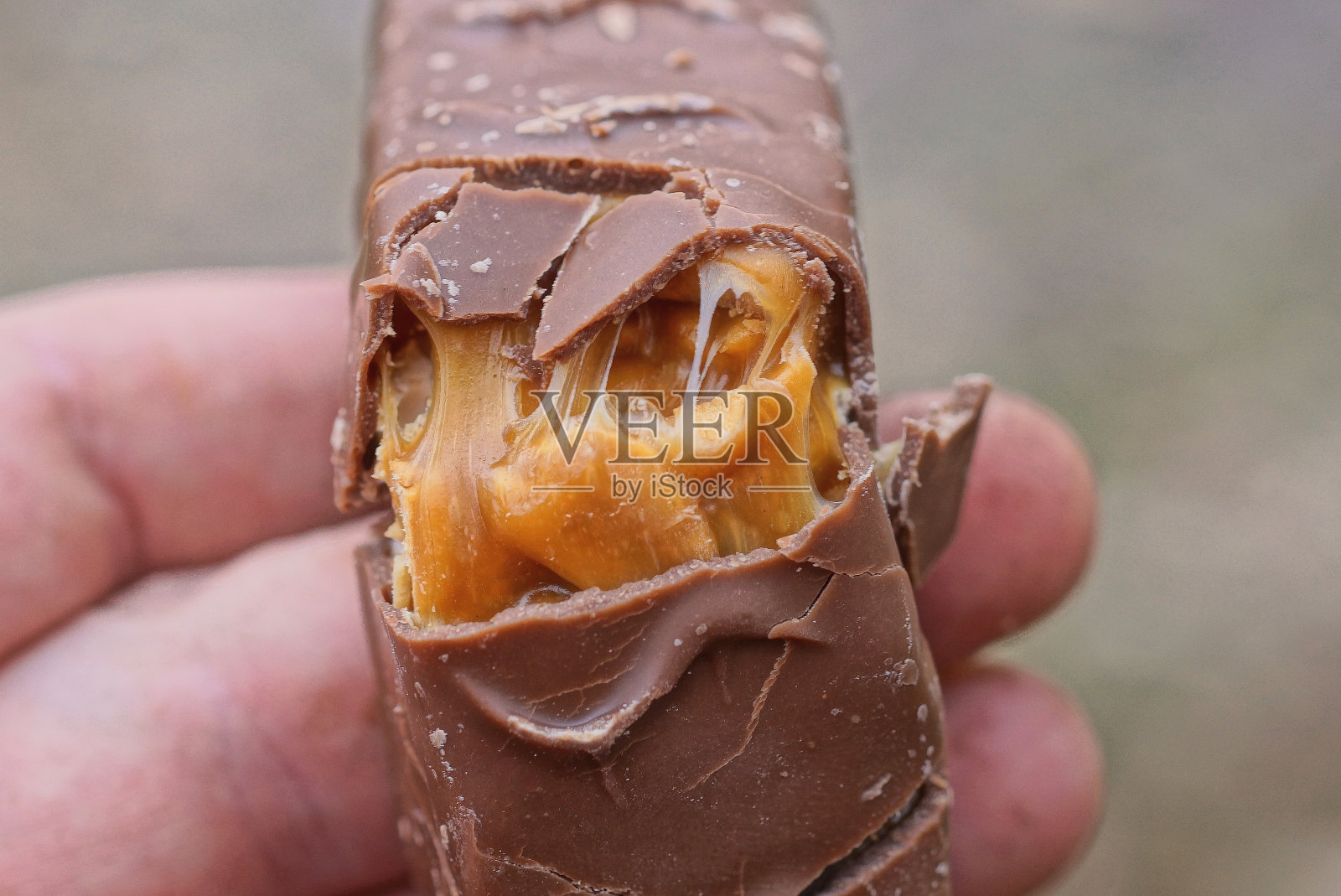 一份棕色碎巧克力棒，加牛轧糖和花生照片摄影图片