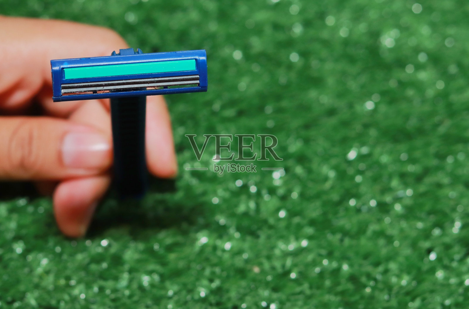 有两个锋利刀片的蓝色男士剃刀照片摄影图片