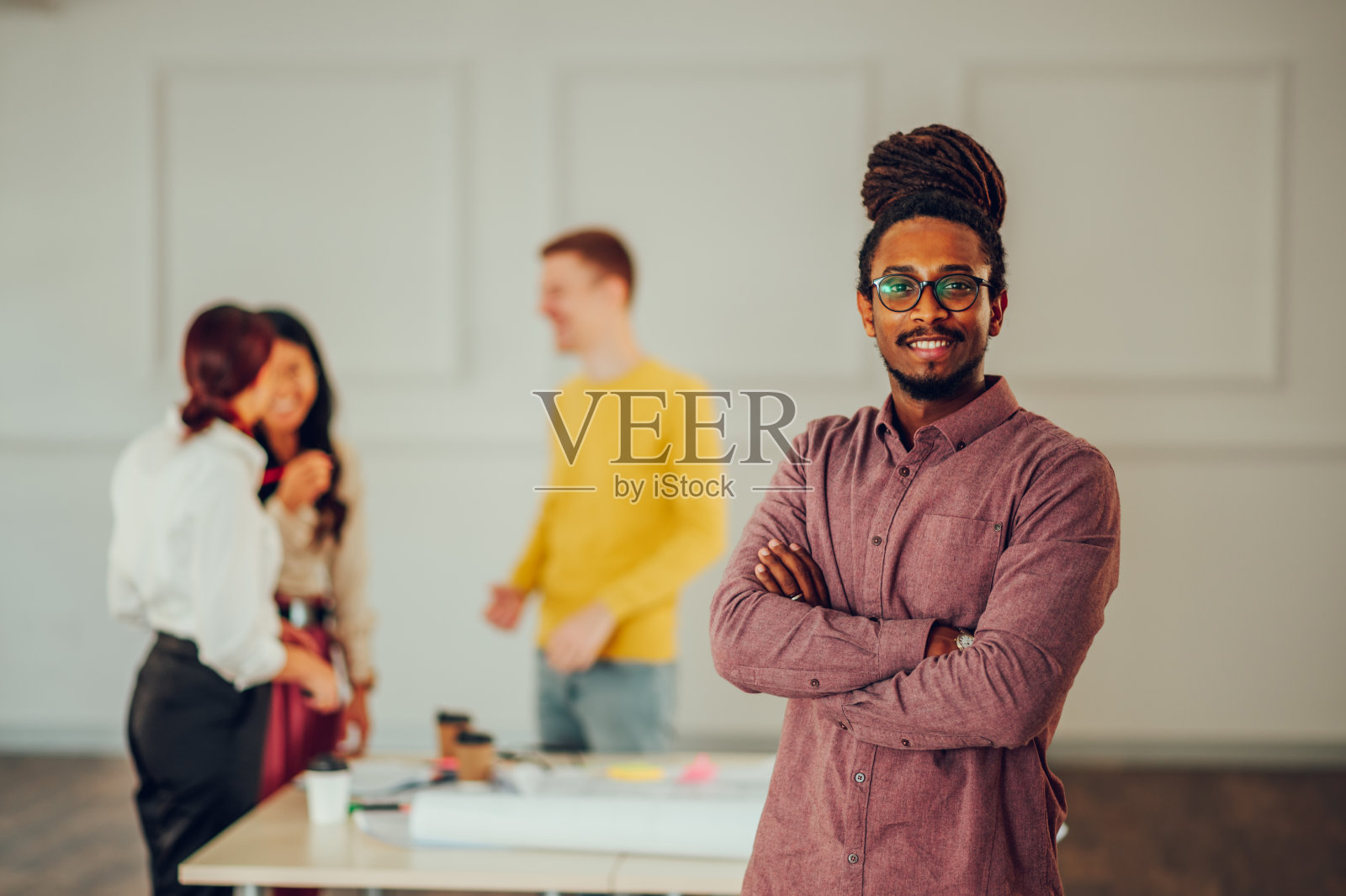 一名阿拉伯男子建筑师在会议期间在办公室摆姿势的肖像照片摄影图片