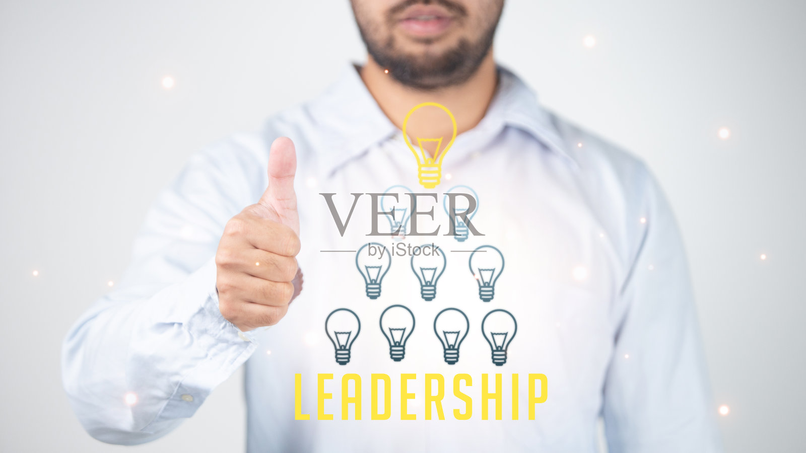 商人在模糊的背景下，以灯泡为背景，持有和展示领导创新的想法和概念照片摄影图片