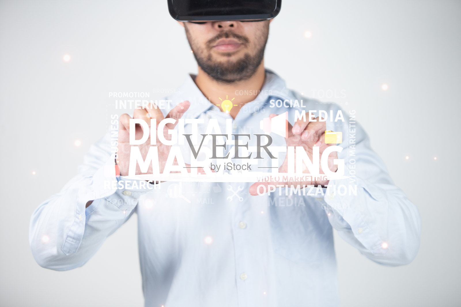 一名男子戴着虚拟现实眼镜，头顶上有数字营销字样。照片摄影图片