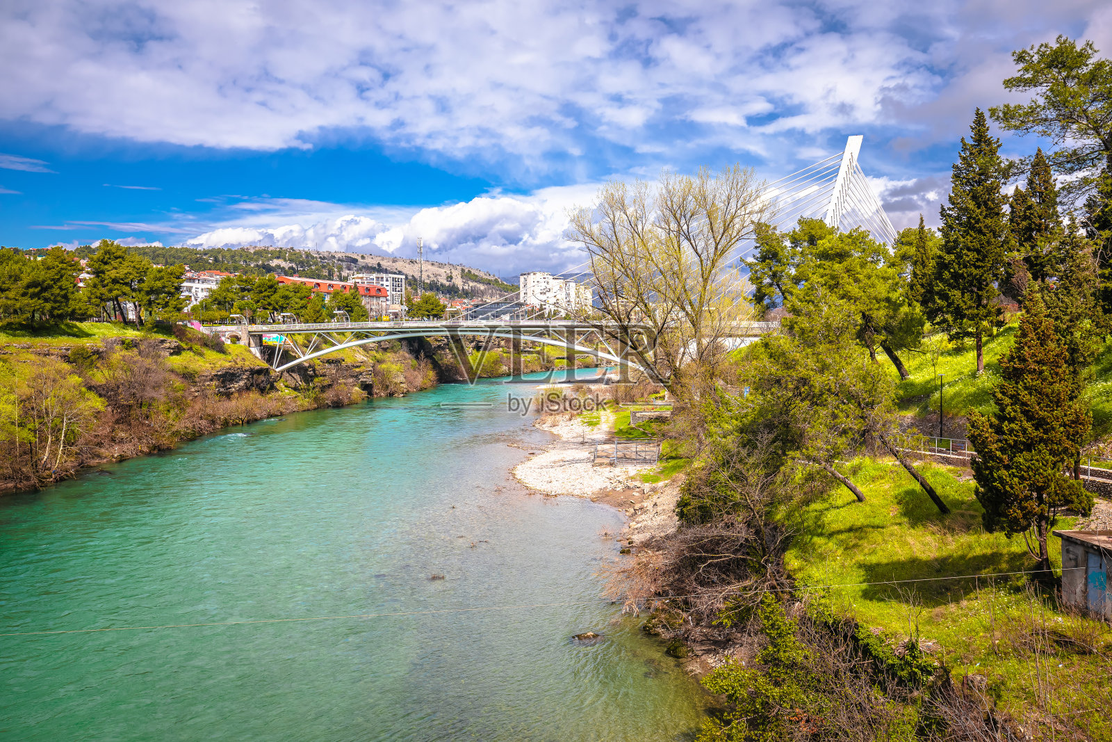 波德戈里察千年桥和莫斯科桥俯瞰莫拉卡河照片摄影图片