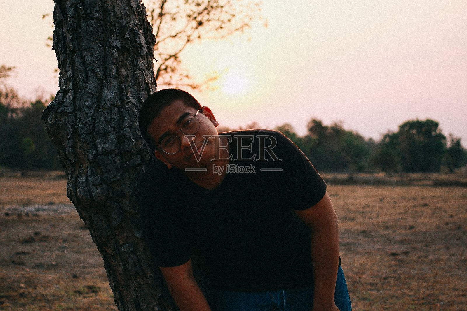 穿黑衬衫的泰国人照片摄影图片