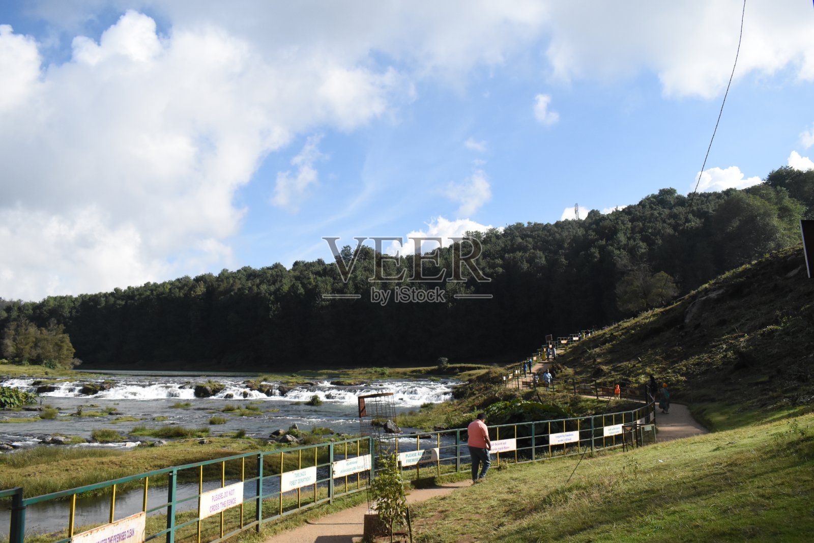河流流淌着青山蓝天照片摄影图片