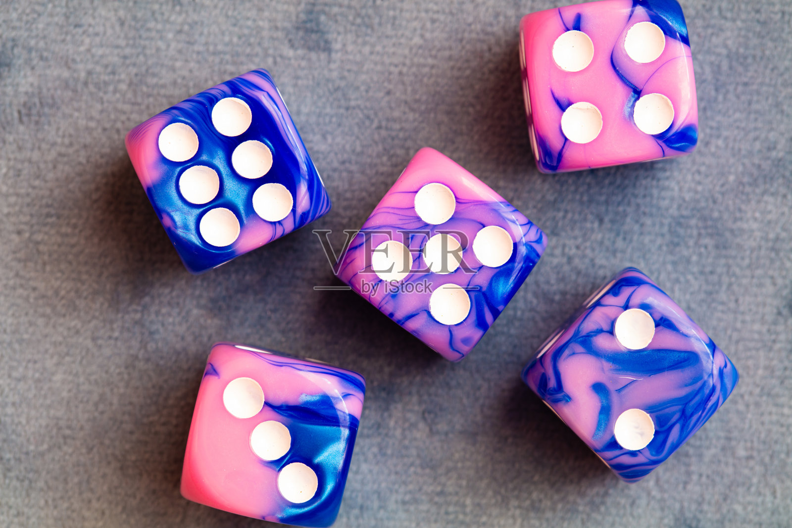 蓝色和粉红色的大理石骰子作为赌博的概念照片摄影图片