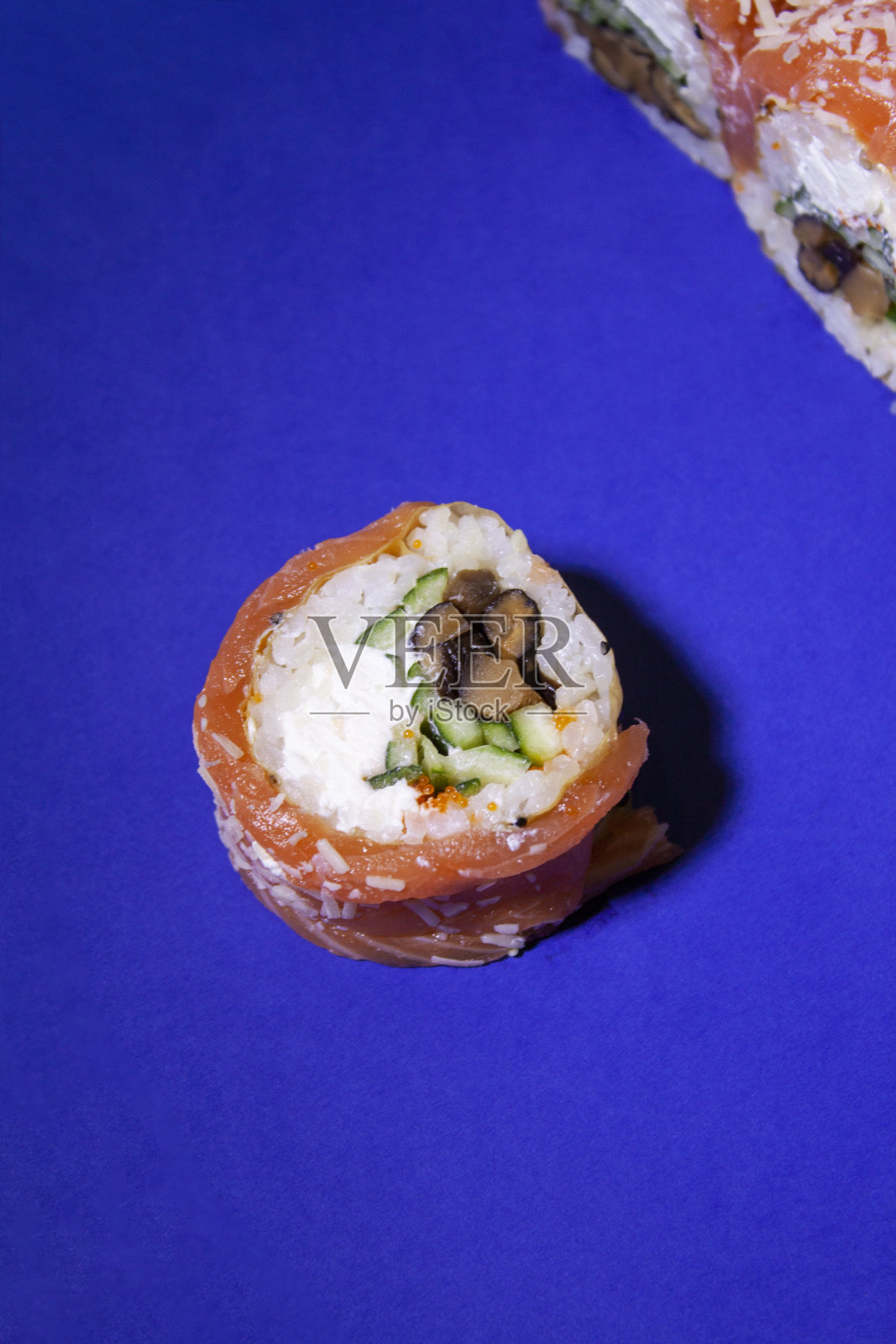 三文鱼寿司卷配蘑菇、黄瓜和帕尔马干酪照片摄影图片