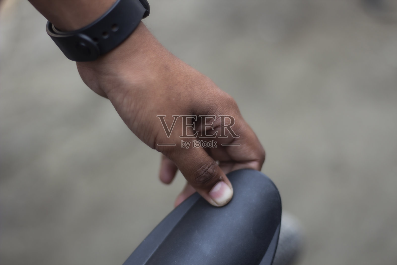 一只手拿着自行车挡泥板，手里拿着一块手表照片摄影图片