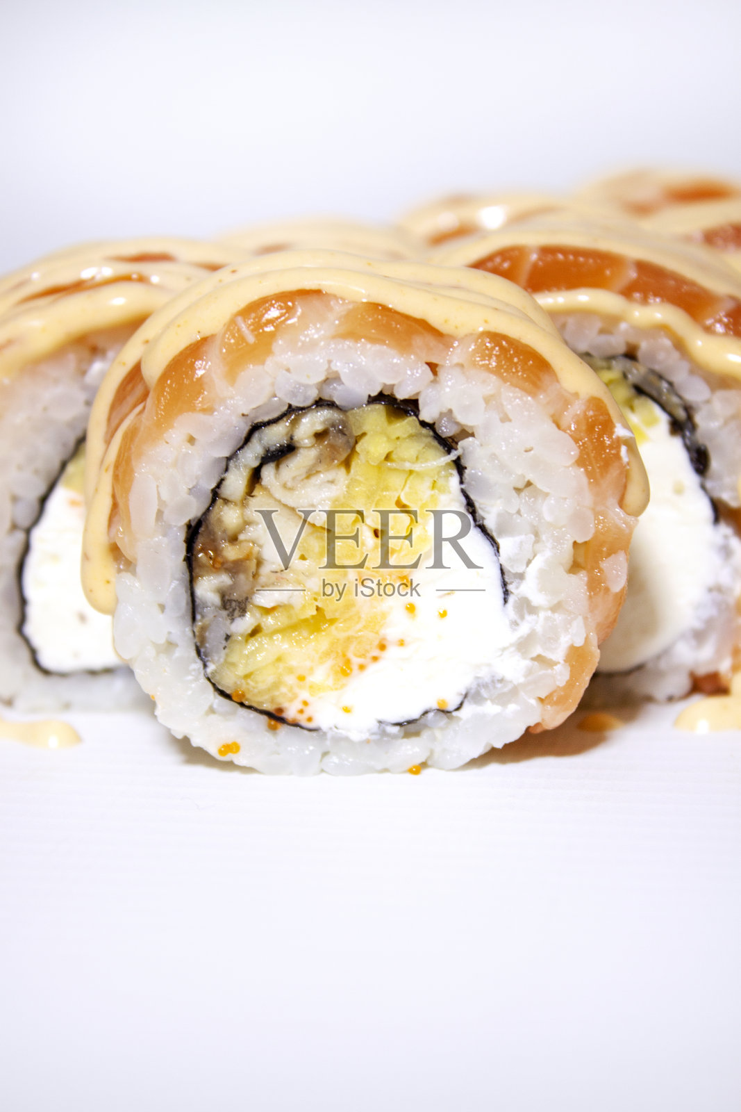 三文鱼芒果鳗鱼寿司卷照片摄影图片