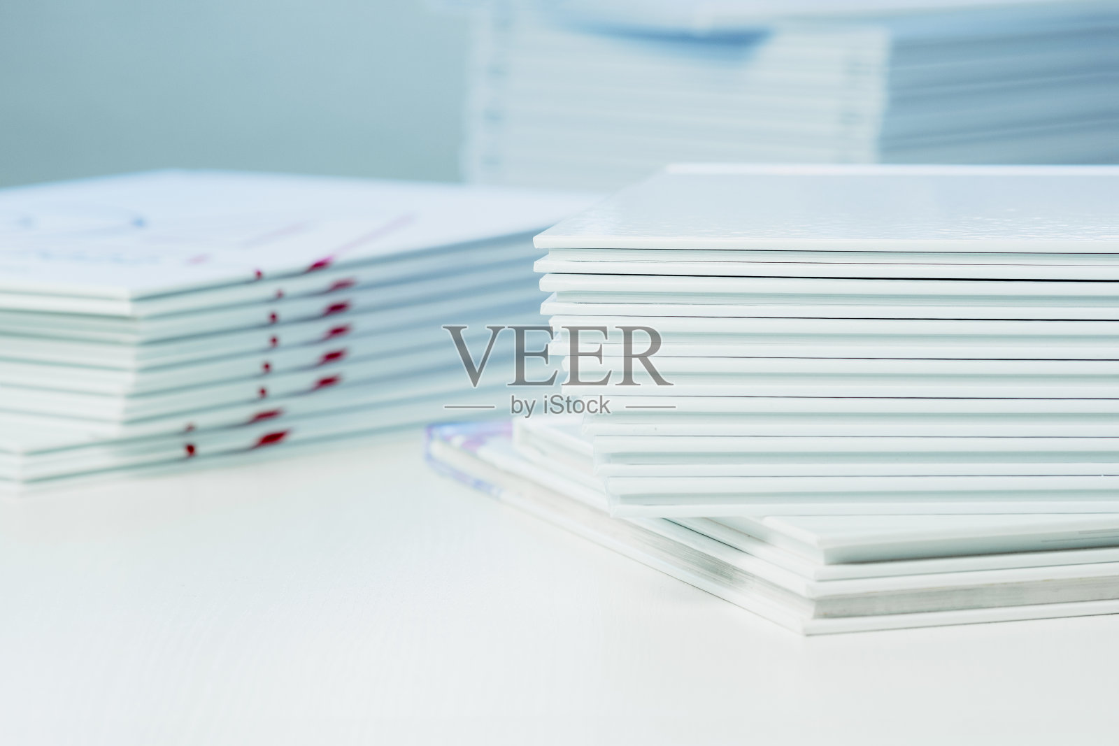 桌子上一堆堆刚印好的相册(特写)照片摄影图片