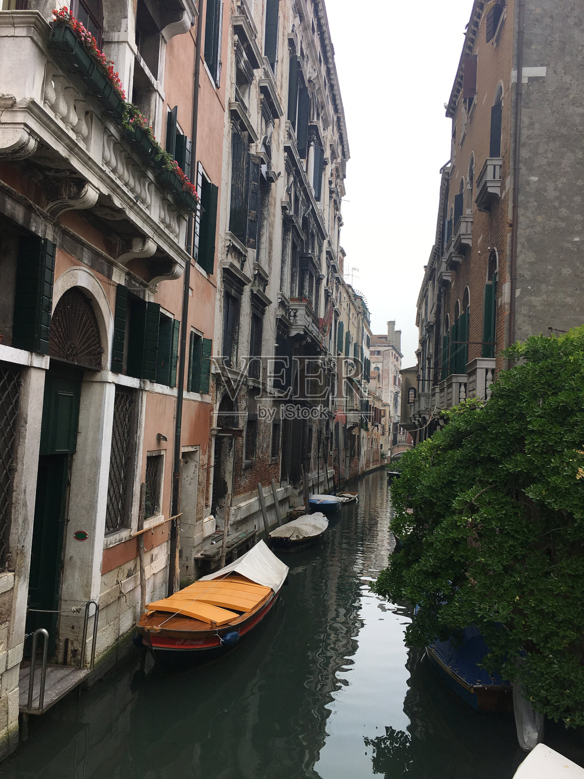 这是一艘船……它是一辆汽车……这是两个照片摄影图片