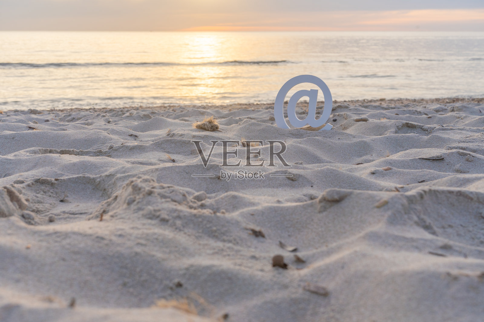 日出时沙滩上的标志照片摄影图片