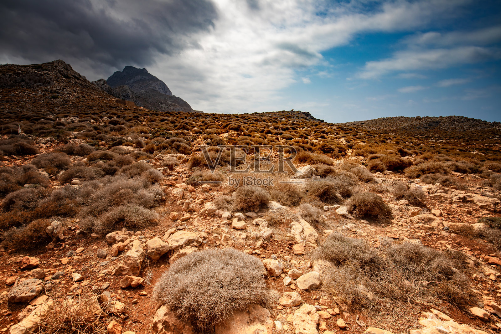 通往克里特岛巴洛斯泻湖的石砌狭窄道路照片摄影图片