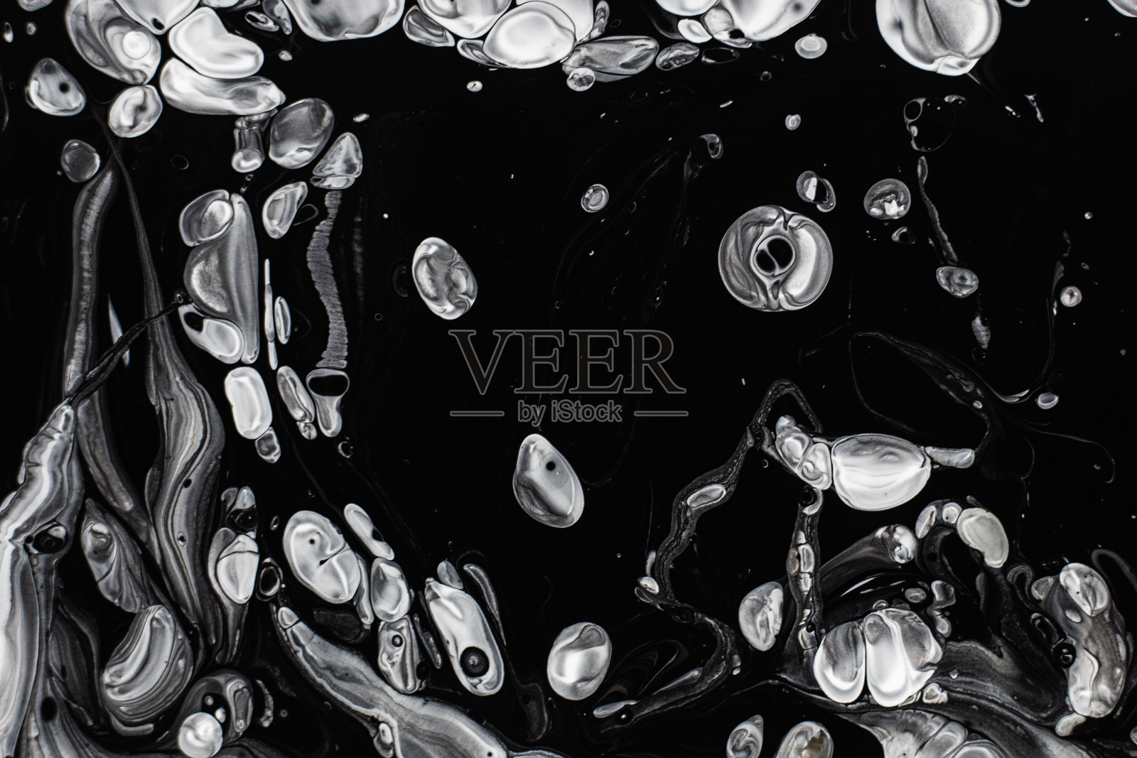 背景。近距离用黑白丙烯酸漆染色照片摄影图片