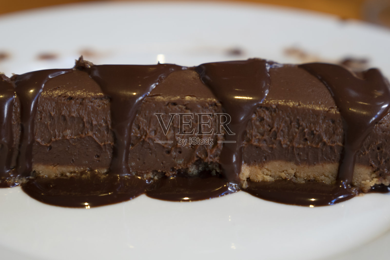 盘子里的部分巧克力蛋糕是西班牙的甜点照片摄影图片