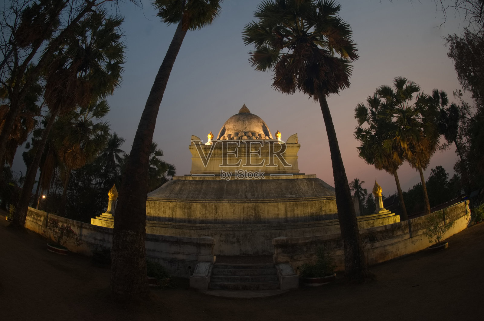 黄昏时分的莲花塔也被称为“那塔”，是威素那寺独特的特色之一，是西瓜塔，被称为“那塔”。照片摄影图片