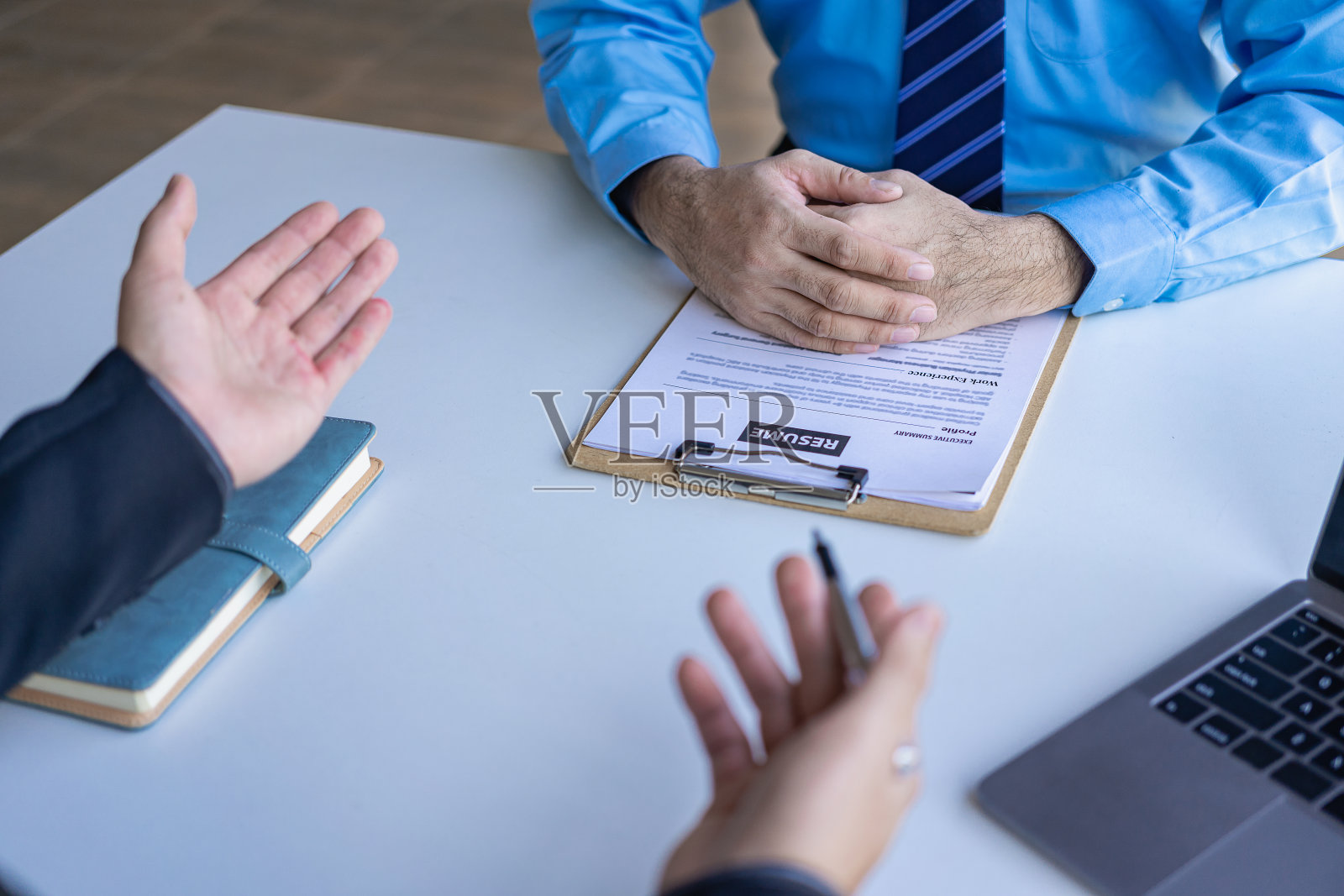 把简历寄给雇主，让他们审核工作申请。这个概念展示了公司在工作岗位上达成一致的能力。商务人员在面试时阅读简历，商务人员填写申请表照片摄影图片