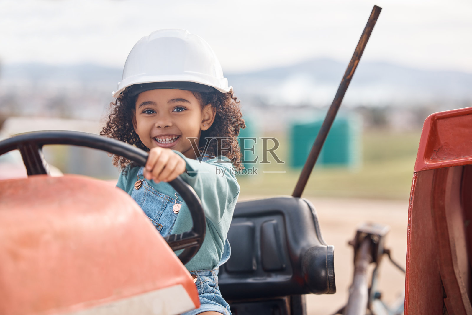 女童在拖拉机、肖像和农用运输、可持续发展和学习领域的工作与发展和乐趣。童年，农机和农民在培训，成长和儿童在农业照片摄影图片