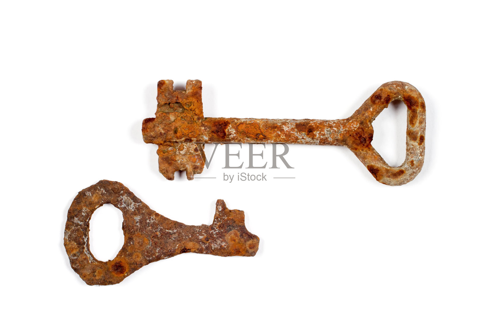 白色背景上生锈的旧钥匙。照片摄影图片