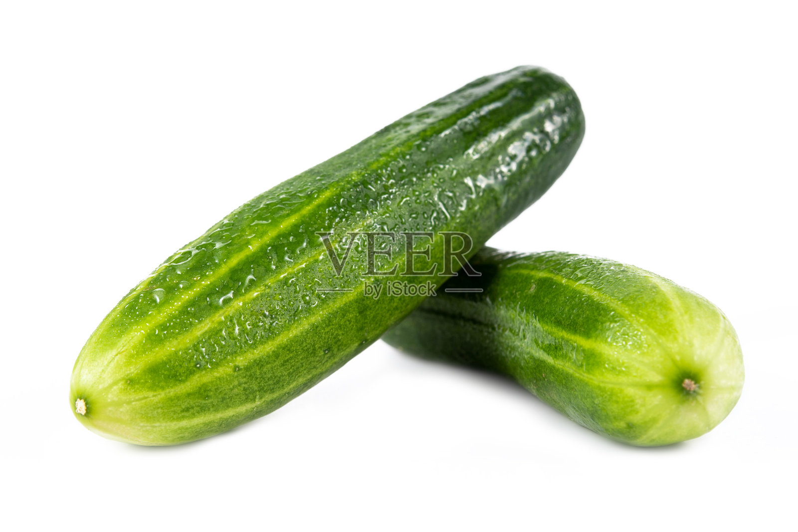白色背景上分离的湿黄瓜照片摄影图片