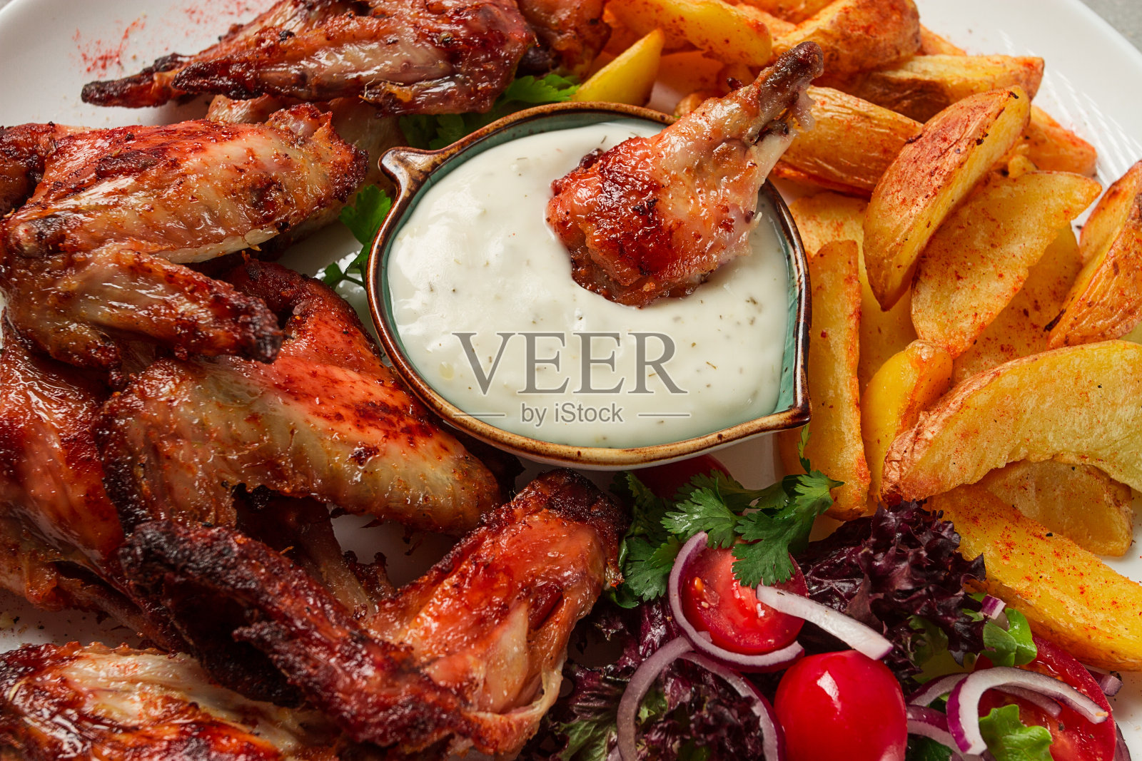 炸鸡翅，加土豆，加香料，自制，快餐，没有人，照片摄影图片