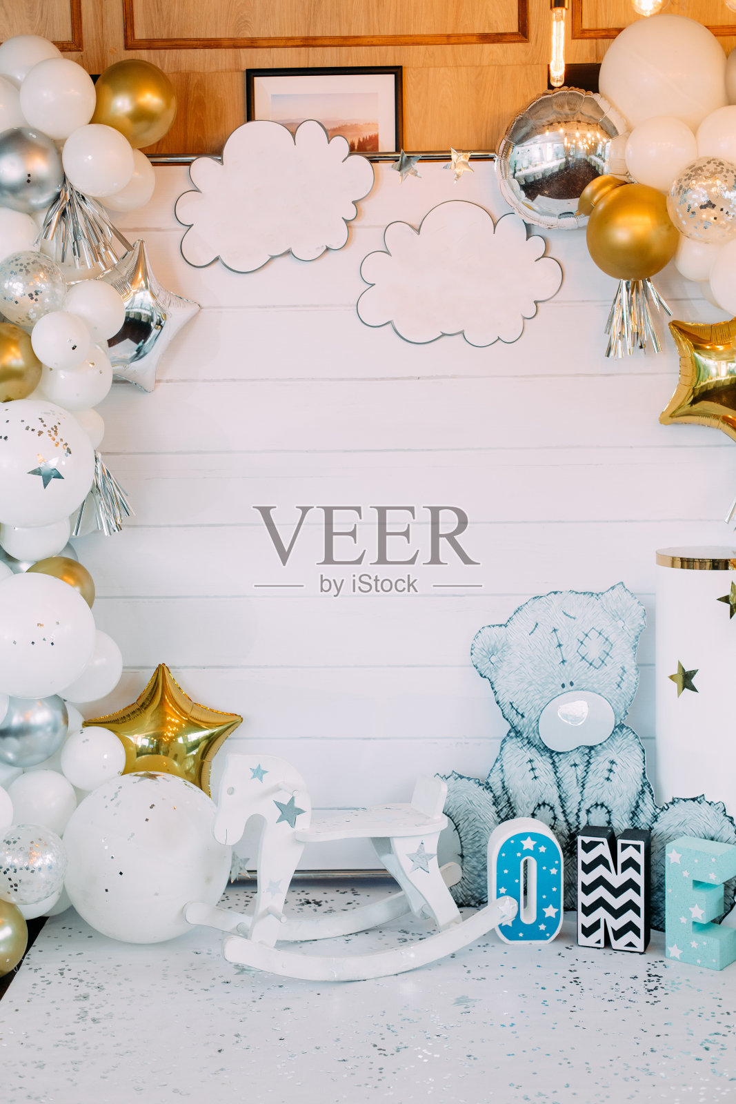 孩子们拍照区第一个生日气球小熊照片摄影图片