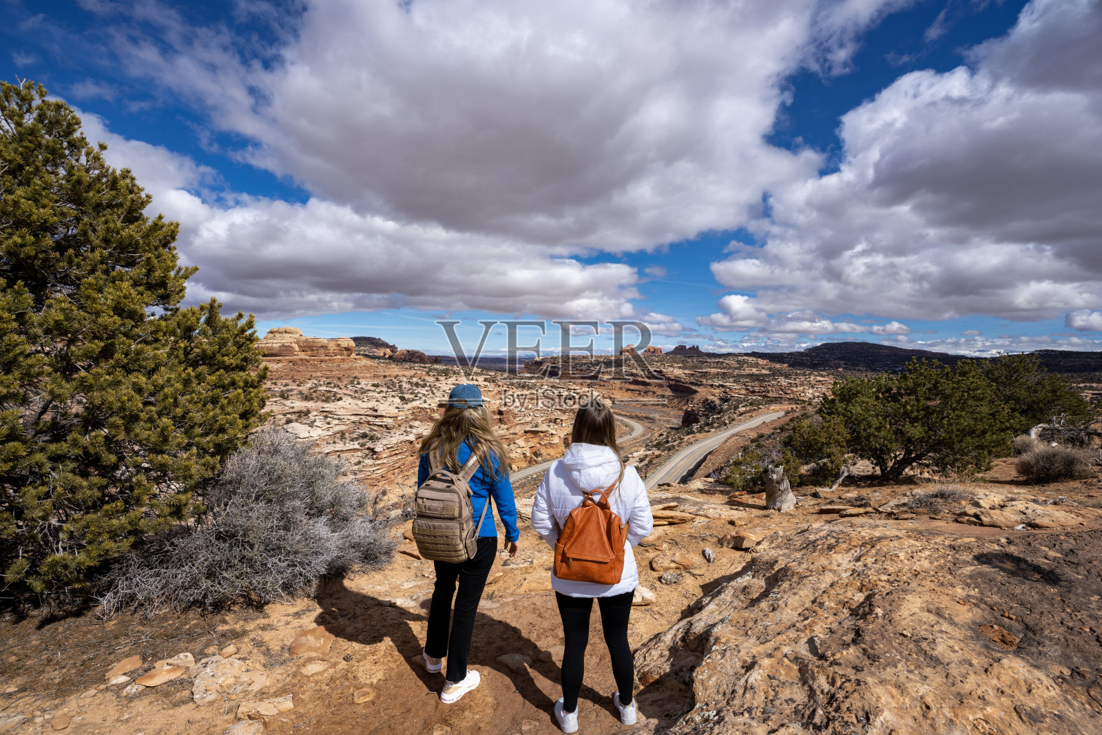 妇女们在犹他州的徒步小径上放松。照片摄影图片