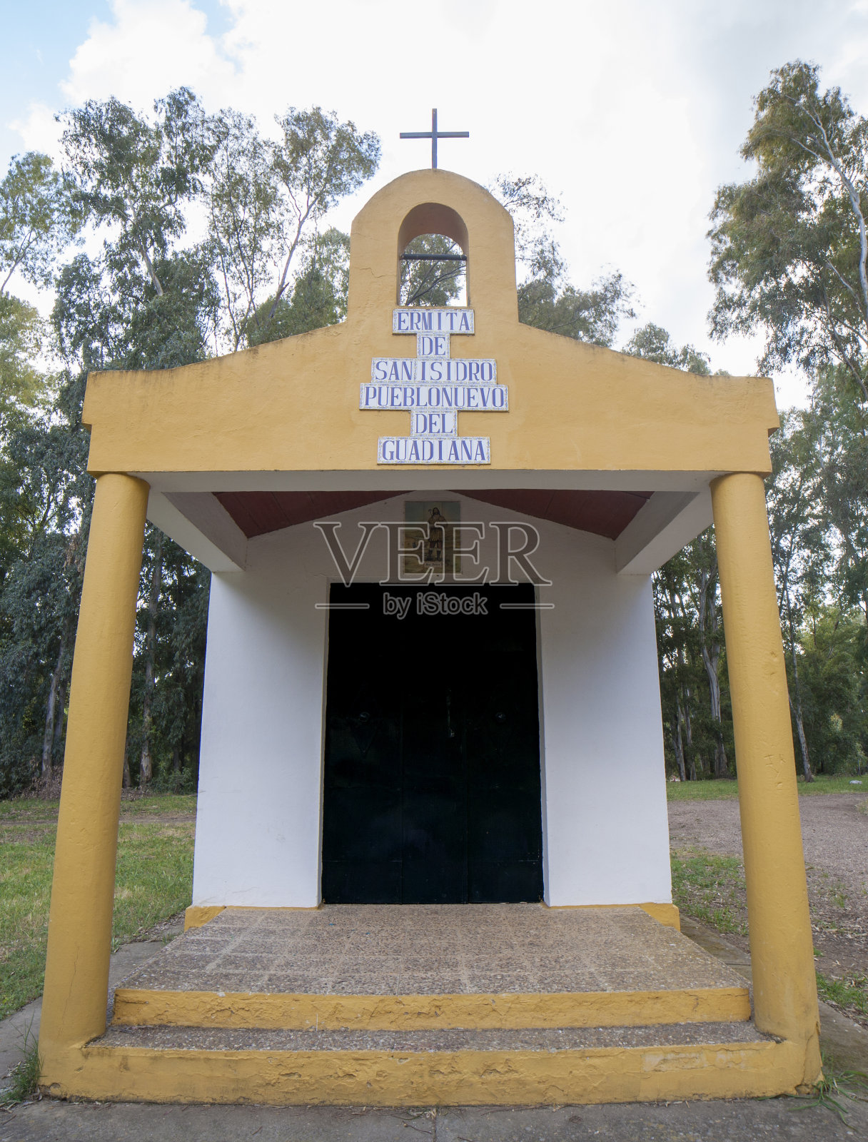 Pueblonuevo del Guadiana的圣伊西德罗修道院;巴达霍斯。西班牙。神社位于河边的桉树林照片摄影图片