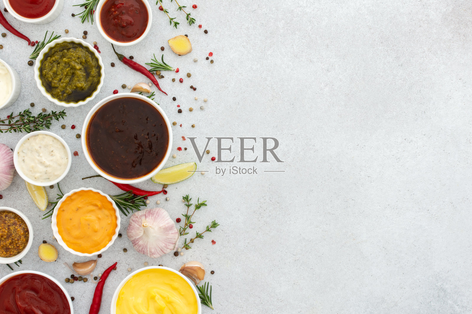 碗里有不同种类的酱汁照片摄影图片