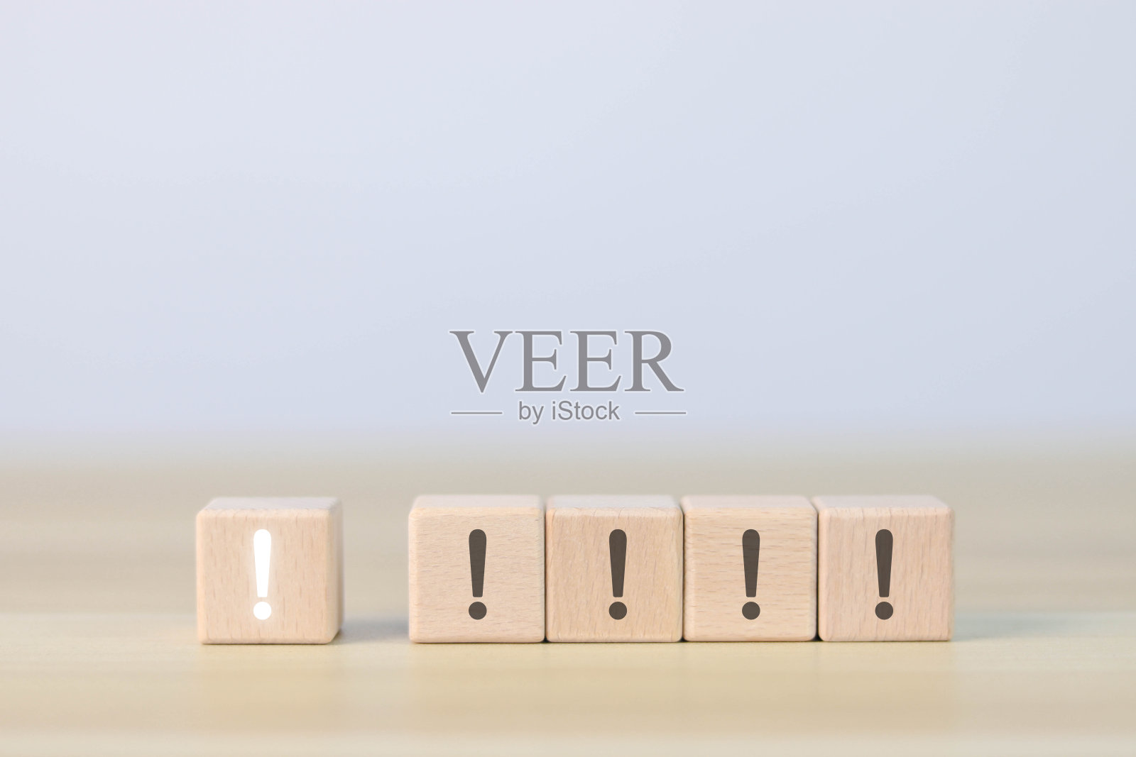 惊叹号在一行中或在一行中照片摄影图片