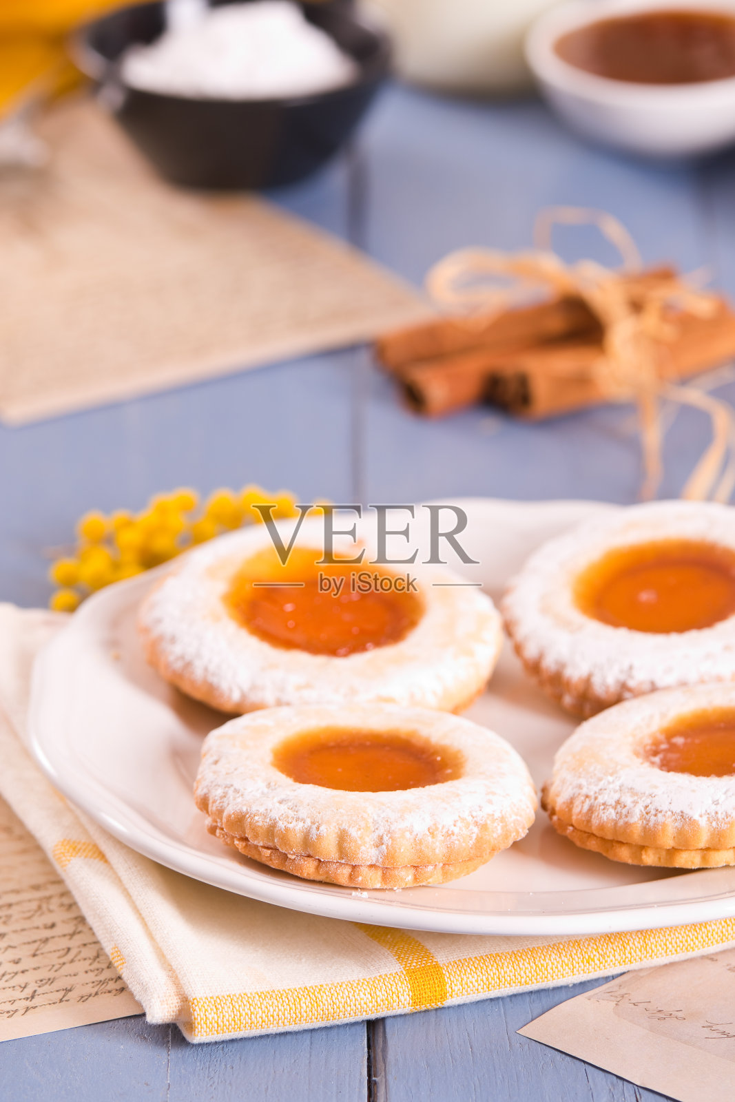 果酱黄油饼干。照片摄影图片