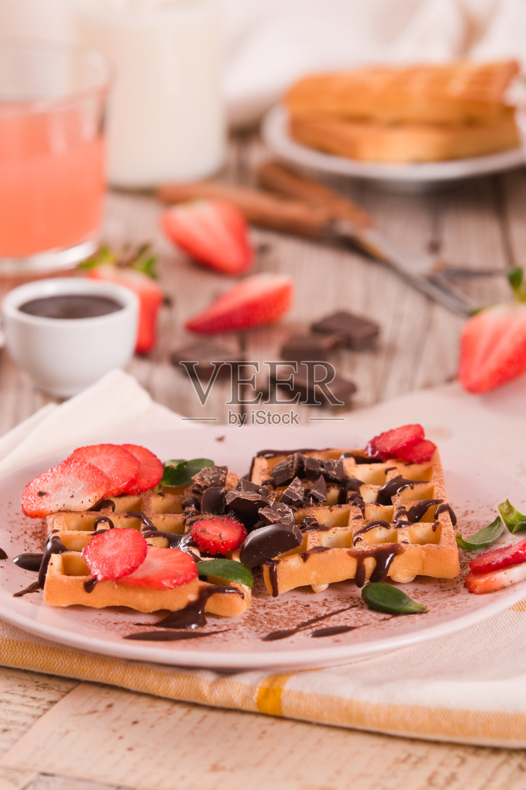 草莓巧克力奶油华夫饼。照片摄影图片