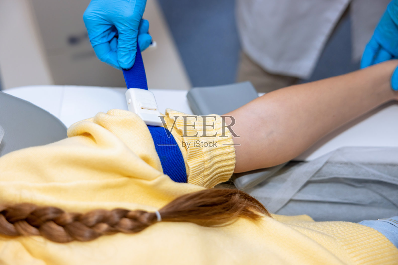 无法辨认的小病人在mri扫描前向护士伸出手照片摄影图片