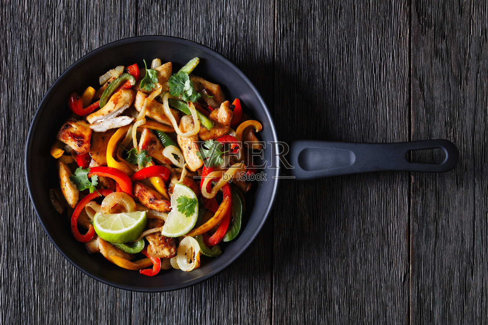 鸡肉墨西哥卷饼配甜椒，洋葱，香料照片摄影图片