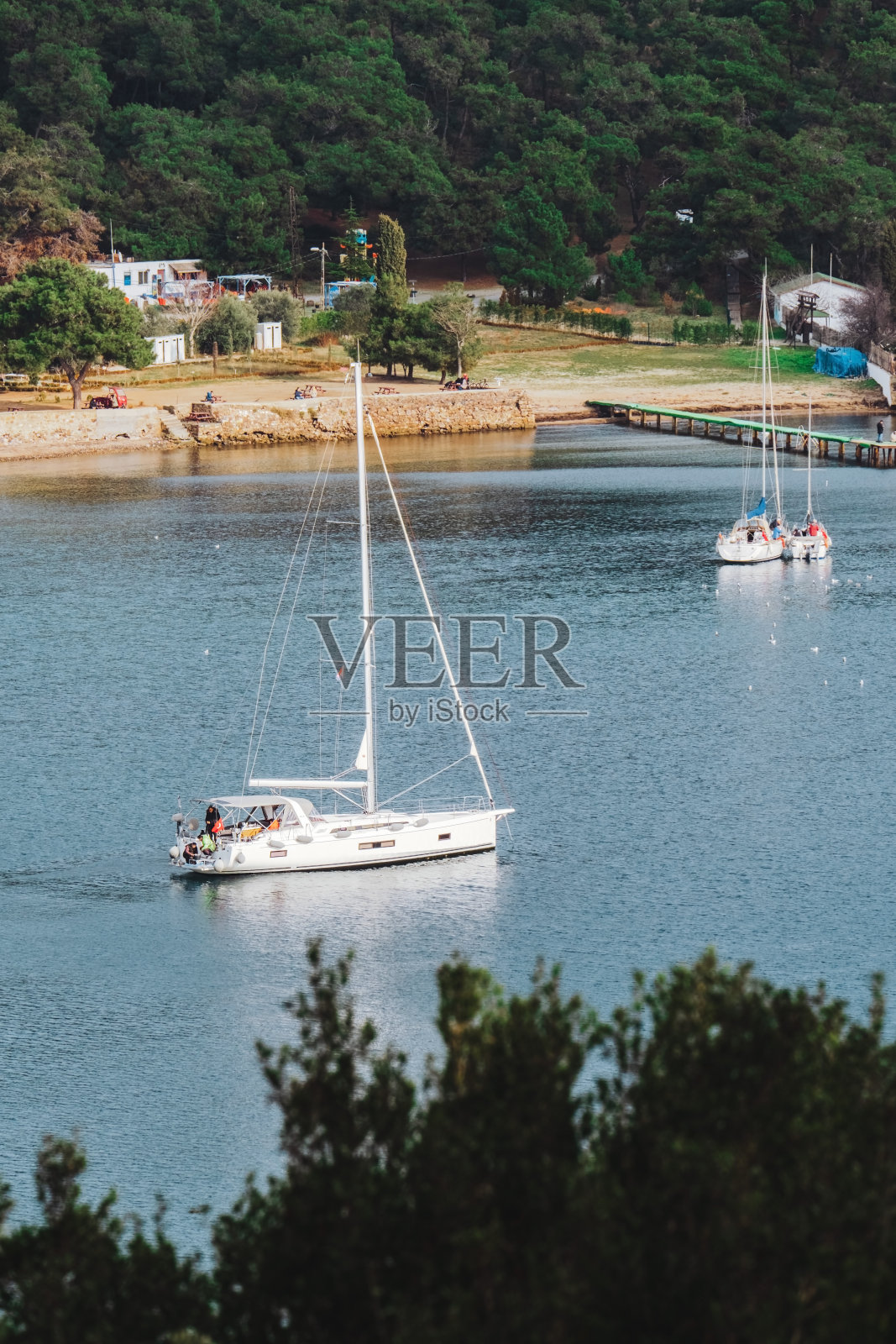 土耳其伊斯坦布尔海贝利亚达岛的游艇和海岸线美景。码头上晴朗的一天。照片摄影图片