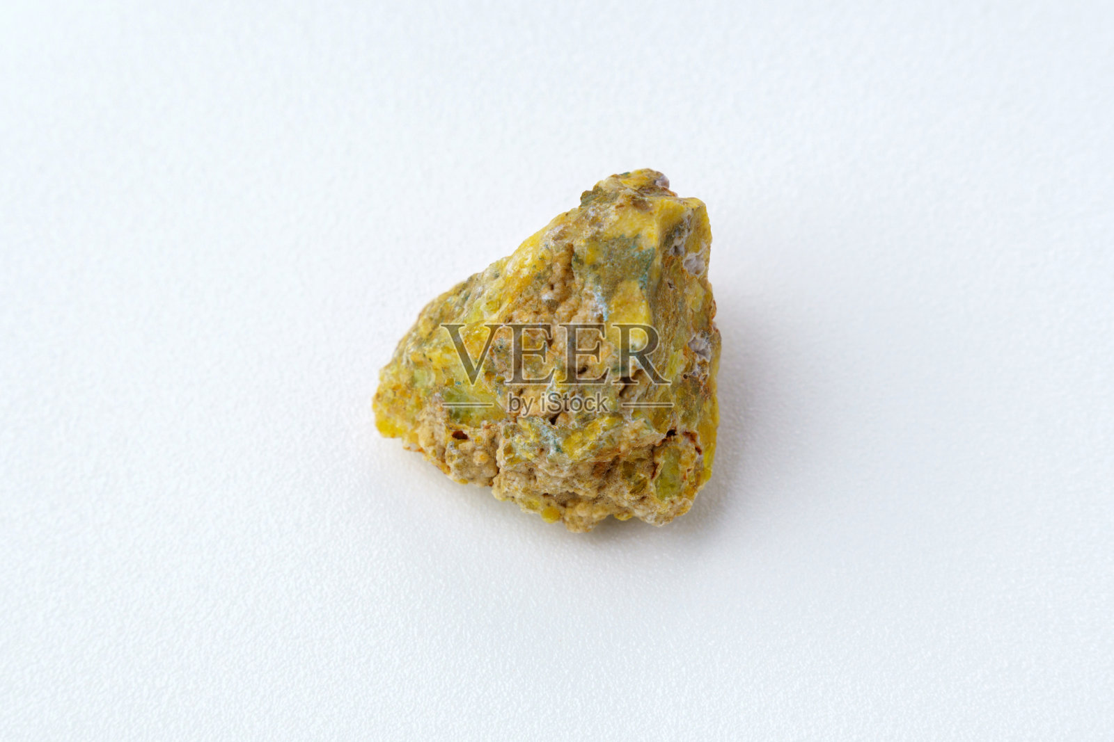 稀有巨石蛋白石，矿物，白色背景。蛋白石是一种水合无定形的二氧化硅照片摄影图片